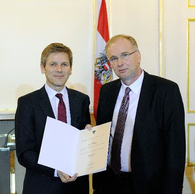 Am 27. J&auml;nner 2015 bestellte der Bundeskanzler Vertreterinnen und Vertreter der Wirtschaft zu Mitgliedern der bei der Bundesanstalt "Statistik &Ouml;sterreich" eingerichteten Wirtschaftskurie. Damit haben sie das Recht, die Bezeichnung "Kommerzialrat f&uuml;r die Statistik" zu f&uuml;hren. Im Bild Bundesminister Josef Ostermayer (l.) bei der Dekret&uuml;berreichung an Franz Mitterbauer (r.).