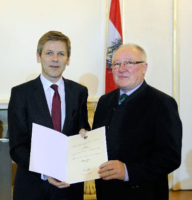 Am 27. J&auml;nner 2015 bestellte der Bundeskanzler Vertreterinnen und Vertreter der Wirtschaft zu Mitgliedern der bei der Bundesanstalt "Statistik &Ouml;sterreich" eingerichteten Wirtschaftskurie. Damit haben sie das Recht, die Bezeichnung "Kommerzialrat f&uuml;r die Statistik" zu f&uuml;hren. Im Bild Bundesminister Josef Ostermayer (l.) bei der Dekret&uuml;berreichung an Karl M&ouml;rth (r.).