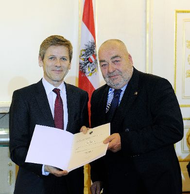 Am 27. J&auml;nner 2015 bestellte der Bundeskanzler Vertreterinnen und Vertreter der Wirtschaft zu Mitgliedern der bei der Bundesanstalt "Statistik &Ouml;sterreich" eingerichteten Wirtschaftskurie. Damit haben sie das Recht, die Bezeichnung "Kommerzialrat f&uuml;r die Statistik" zu f&uuml;hren. Im Bild Bundesminister Josef Ostermayer (l.) bei der Dekret&uuml;berreichung an Michael Oberbauer (r.).