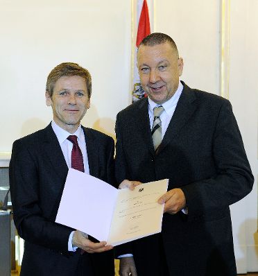 Am 27. J&auml;nner 2015 bestellte der Bundeskanzler Vertreterinnen und Vertreter der Wirtschaft zu Mitgliedern der bei der Bundesanstalt "Statistik &Ouml;sterreich" eingerichteten Wirtschaftskurie. Damit haben sie das Recht, die Bezeichnung "Kommerzialrat f&uuml;r die Statistik" zu f&uuml;hren. Im Bild Bundesminister Josef Ostermayer (l.) bei der Dekret&uuml;berreichung an Peter Pettau (r.).