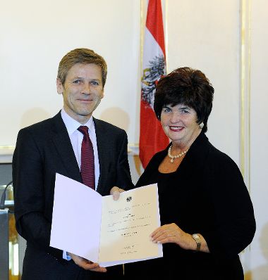 Am 27. J&auml;nner 2015 bestellte der Bundeskanzler Vertreterinnen und Vertreter der Wirtschaft zu Mitgliedern der bei der Bundesanstalt "Statistik &Ouml;sterreich" eingerichteten Wirtschaftskurie. Damit haben sie das Recht, die Bezeichnung "Kommerzialrat f&uuml;r die Statistik" zu f&uuml;hren. Im Bild Bundesminister Josef Ostermayer (l.) bei der Dekret&uuml;berreichung an Eva Plachutta (r.).