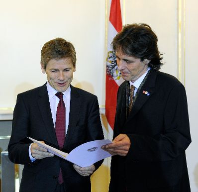 Am 27. J&auml;nner 2015 bestellte der Bundeskanzler Vertreterinnen und Vertreter der Wirtschaft zu Mitgliedern der bei der Bundesanstalt "Statistik &Ouml;sterreich" eingerichteten Wirtschaftskurie. Damit haben sie das Recht, die Bezeichnung "Kommerzialrat f&uuml;r die Statistik" zu f&uuml;hren. Im Bild Bundesminister Josef Ostermayer (l.) bei der Dekret&uuml;berreichung an Georg Schmuttermeier (r.).