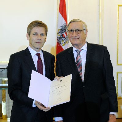 Am 27. J&auml;nner 2015 bestellte der Bundeskanzler Vertreterinnen und Vertreter der Wirtschaft zu Mitgliedern der bei der Bundesanstalt "Statistik &Ouml;sterreich" eingerichteten Wirtschaftskurie. Damit haben sie das Recht, die Bezeichnung "Kommerzialrat f&uuml;r die Statistik" zu f&uuml;hren. Im Bild Bundesminister Josef Ostermayer (l.) bei der Dekret&uuml;berreichung an Helmuth Schoklitsch (r.).