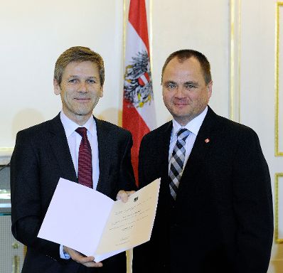 Am 27. J&auml;nner 2015 bestellte der Bundeskanzler Vertreterinnen und Vertreter der Wirtschaft zu Mitgliedern der bei der Bundesanstalt "Statistik &Ouml;sterreich" eingerichteten Wirtschaftskurie. Damit haben sie das Recht, die Bezeichnung "Kommerzialrat f&uuml;r die Statistik" zu f&uuml;hren. Im Bild Bundesminister Josef Ostermayer (l.) bei der Dekret&uuml;berreichung an Peter Andreas Springsits (r.).