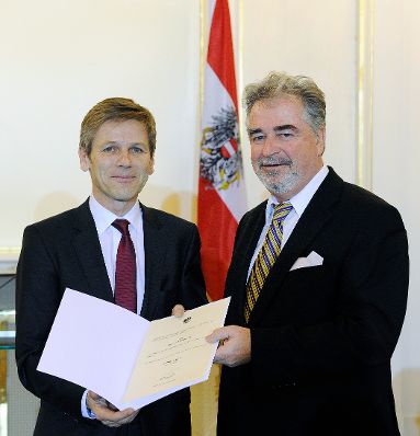 Am 27. J&auml;nner 2015 bestellte der Bundeskanzler Vertreterinnen und Vertreter der Wirtschaft zu Mitgliedern der bei der Bundesanstalt "Statistik &Ouml;sterreich" eingerichteten Wirtschaftskurie. Damit haben sie das Recht, die Bezeichnung "Kommerzialrat f&uuml;r die Statistik" zu f&uuml;hren. Im Bild Bundesminister Josef Ostermayer (l.) bei der Dekret&uuml;berreichung an Josef Weinzettel (r.).