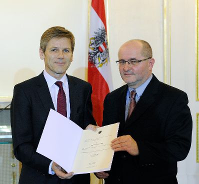 Am 27. J&auml;nner 2015 bestellte der Bundeskanzler Vertreterinnen und Vertreter der Wirtschaft zu Mitgliedern der bei der Bundesanstalt "Statistik &Ouml;sterreich" eingerichteten Wirtschaftskurie. Damit haben sie das Recht, die Bezeichnung "Kommerzialrat f&uuml;r die Statistik" zu f&uuml;hren. Im Bild Bundesminister Josef Ostermayer (l.) bei der Dekret&uuml;berreichung an Heinz Petrasch (r.).