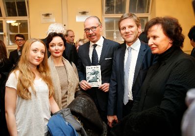 Am 5. Februar 2015 besuchte Kunst- und Kulturminister Josef Ostermayer (2.v.r.) die Vorpremiere des St&uuml;cks "Das Konzert" von Hermann Bahr im Akademietheater. Im Bild mit Alina und Regina Fritsch und Siegfried Meryn (v.l.n.r).