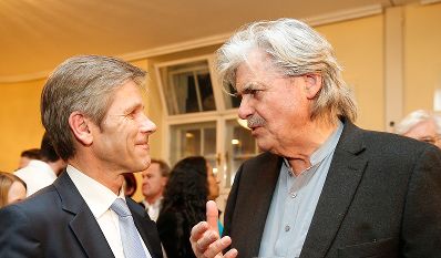 Am 5. Februar 2015 besuchte Kunst- und Kulturminister Josef Ostermayer (l.) die Vorpremiere des St&uuml;cks "Das Konzert" von Hermann Bahr im Akademietheater. Im Bild mit Peter Simonischek (r.).