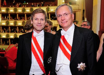 Am 12. Februar 2015 besuchte Kanzleramtsminister Josef Ostermayer (l.) den Wiener Opernball. Im Bild mit Verkehrsminister Alois St&ouml;ger (r.).