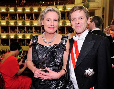 Am 12. Februar 2015 besuchte Kanzleramtsminister Josef Ostermayer (r.) den Wiener Opernball. Im Bild mit mumok-Direktorin Karola Kraus (l.).