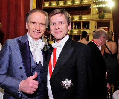Am 12. Februar 2015 besuchte Kanzleramtsminister Josef Ostermayer (r.) den Wiener Opernball. Im Bild mit dem Magier Magic Christian (l.).