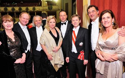Am 12. Februar 2015 besuchte Kanzleramtsminister Josef Ostermayer (3.v.r.) den Wiener Opernball. Im Bild mit Eigentumsvertretern der Firma UPC.