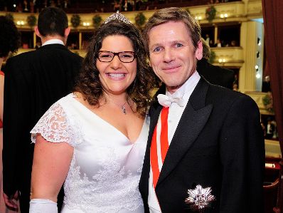 Am 12. Februar 2015 besuchte Kanzleramtsminister Josef Ostermayer den Wiener Opernball. Im Bild mit einer der Deb&uuml;tantinnen.
