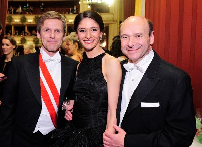 Am 12. Februar 2015 besuchte Kanzleramtsminister Josef Ostermayer (l.) den Wiener Opernball. Im Bild mit Staatsoperndirektor Dominique Meyer (r.) und Solot&auml;nzerin Ketevan Papava.