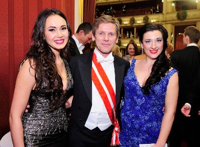 Am 12. Februar 2015 besuchte Kanzleramtsminister Josef Ostermayer (m.) den Wiener Opernball. Im Bild mit K&uuml;nstlerinnen der Staatsoper.