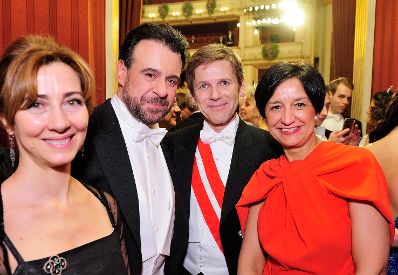Am 12. Februar 2015 besuchte Kanzleramtsminister Josef Ostermayer (m.r.) den Wiener Opernball. Im Bild mit Ehefrau Manuela (r.) und dem Operns&auml;nger Carlos &Aacute;lvarez (m.l.) mit Ehefrau.