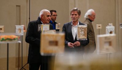 Am 26. Februar 2015 hielt Kunst -und Kulturminister Josef Ostermayer (r.) bei der Ausstellungser&ouml;ffnung "Vienna for Art`s Sake!" eine Rede. Im Bild mit Peter Noever (l.). 