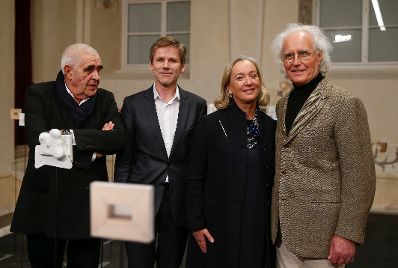 Am 26. Februar 2015 hielt Kunst -und Kulturminister Josef Ostermayer (m.l.) bei der Ausstellungser&ouml;ffnung "Vienna for Art`s Sake!" eine Rede. Im Bild mit Agnes Husslein-Arco, (m.r.) Luciano Benetton (r.) und Peter Noever (l.). 