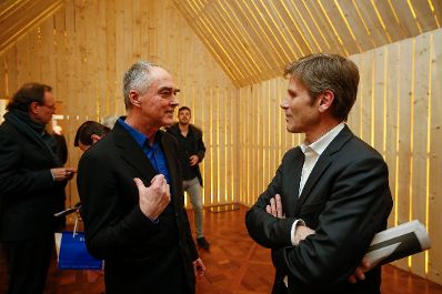 Am 26. Februar 2015 hielt Kunst -und Kulturminister Josef Ostermayer (r.) bei der Ausstellungser&ouml;ffnung "Vienna for Art`s Sake!" eine Rede. Im Bild mit dem K&uuml;nstler Hans Kupelwieser (l.).