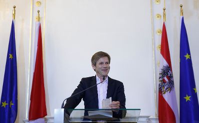 Am 26. Februar 2015 &uuml;berreichte Kunst -und Kulturminister Josef Ostermayer (im Bild) die Urkunde, mit der Musiker und Komponist Klaus Pruenster der Berufstitel Professor verliehen wurde.