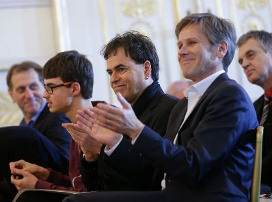 Am 26. Februar 2015 &uuml;berreichte Kunst -und Kulturminister Josef Ostermayer (r.) die Urkunde, mit der Musiker und Komponist Klaus Pruenster (m.r.) der Berufstitel Professor verliehen wurde.