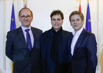 Am 26. Februar 2015 &uuml;berreichte Kunst -und Kulturminister Josef Ostermayer (r.) die Urkunde, mit der Musiker und Komponist Klaus Pruenster (m.) der Berufstitel Professor verliehen wurde. Im Bild mit Laudator Robert Reumann (l.).