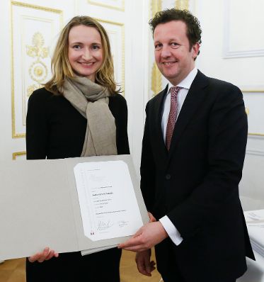 Am 4. M&auml;rz 2015 fand im Bundeskanzleramt die Staatspreisverleihung f&uuml;r die 'sch&ouml;nsten b&uuml;cher &ouml;sterreichs' statt. Im Bild der Pr&auml;sident des Hauptverbandes des &Ouml;sterreichischen Buchhandels, Benedikt F&ouml;ger (r.) mit der Preistr&auml;gerin Elisabeth Stein-H&ouml;lzl (l.).