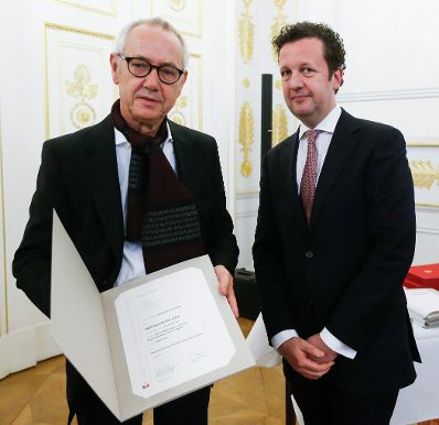 Am 4. M&auml;rz 2015 fand im Bundeskanzleramt die Staatspreisverleihung f&uuml;r die 'sch&ouml;nsten b&uuml;cher &ouml;sterreichs' statt. Im Bild der Pr&auml;sident des Hauptverbandes des &Ouml;sterreichischen Buchhandels, Benedikt F&ouml;ger (r.) mit dem Preistr&auml;ger Reinhard Gassner (l.).