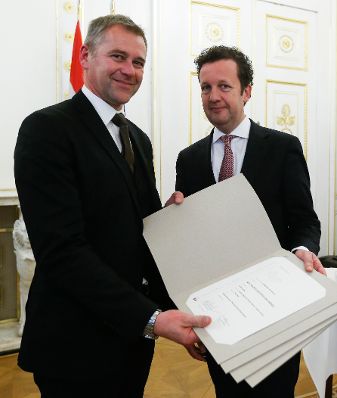 Am 4. M&auml;rz 2015 fand im Bundeskanzleramt die Staatspreisverleihung f&uuml;r die 'sch&ouml;nsten b&uuml;cher &ouml;sterreichs' statt. Im Bild der Pr&auml;sident des Hauptverbandes des &Ouml;sterreichischen Buchhandels, Benedikt F&ouml;ger (r.) mit dem Preistr&auml;ger Martin K&ouml;ck (l.).