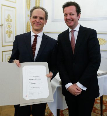 Am 4. M&auml;rz 2015 fand im Bundeskanzleramt die Staatspreisverleihung f&uuml;r die 'sch&ouml;nsten b&uuml;cher &ouml;sterreichs' statt. Im Bild der Pr&auml;sident des Hauptverbandes des &Ouml;sterreichischen Buchhandels, Benedikt F&ouml;ger (r.) mit dem Preistr&auml;ger Alexander Potyka (l.).