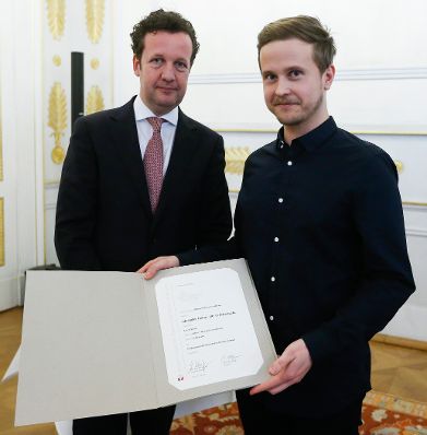 Am 4. M&auml;rz 2015 fand im Bundeskanzleramt die Staatspreisverleihung f&uuml;r die 'sch&ouml;nsten b&uuml;cher &ouml;sterreichs' statt. Im Bild der Pr&auml;sident des Hauptverbandes des &Ouml;sterreichischen Buchhandels, Benedikt F&ouml;ger (l.) mit dem Preistr&auml;ger Daniel Car (r.).