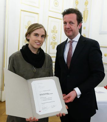 Am 4. M&auml;rz 2015 fand im Bundeskanzleramt die Staatspreisverleihung f&uuml;r die 'sch&ouml;nsten b&uuml;cher &ouml;sterreichs' statt. Im Bild der Pr&auml;sident des Hauptverbandes des &Ouml;sterreichischen Buchhandels, Benedikt F&ouml;ger (r.) mit der Preistr&auml;gerin Margit Steidl (l.).