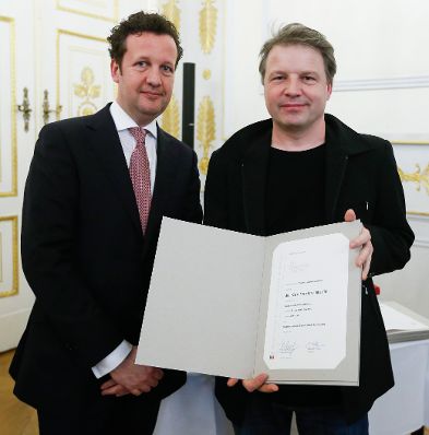 Am 4. M&auml;rz 2015 fand im Bundeskanzleramt die Staatspreisverleihung f&uuml;r die 'sch&ouml;nsten b&uuml;cher &ouml;sterreichs' statt. Im Bild der Pr&auml;sident des Hauptverbandes des &Ouml;sterreichischen Buchhandels, Benedikt F&ouml;ger (l.) mit dem Preistr&auml;ger Richard Ferkl (r.).