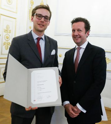 Am 4. M&auml;rz 2015 fand im Bundeskanzleramt die Staatspreisverleihung f&uuml;r die 'sch&ouml;nsten b&uuml;cher &ouml;sterreichs' statt. Im Bild der Pr&auml;sident des Hauptverbandes des &Ouml;sterreichischen Buchhandels, Benedikt F&ouml;ger (r.) mit dem Preistr&auml;ger Johannes Rauch (l.).