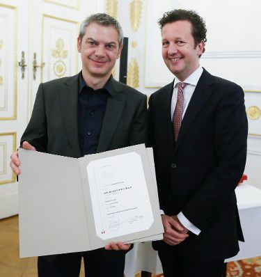 Am 4. M&auml;rz 2015 fand im Bundeskanzleramt die Staatspreisverleihung f&uuml;r die 'sch&ouml;nsten b&uuml;cher &ouml;sterreichs' statt. Im Bild der Pr&auml;sident des Hauptverbandes des &Ouml;sterreichischen Buchhandels, Benedikt F&ouml;ger (r.) mit dem Preistr&auml;ger Kurt Dornig (l.).