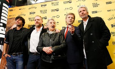 Am 7. April 2015 besuchte Kunst- und Kulturminister Josef Ostermayer (m.r.) die Premiere des Films &bdquo;Drei Eier im Glas&ldquo; im Gartenbau Kino. Im Bild mit Filmregisseur Antonin Svoboda (l.) Schauspieler Christoph Grissemann (m.l.), Schauspielerin Ingrid Burkhard (m.) und Schauspieler Dirk Stermann (r.).