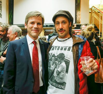 Am 7. April 2015 besuchte Kunst- und Kulturminister Josef Ostermayer (l.) die Premiere des Films &bdquo;Drei Eier im Glas&ldquo; im Gartenbau Kino. Im Bild mit Schauspieler Michael Ostrowski (r.).