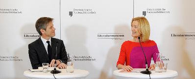 Am 17. April 2015 nahm Kunst- und Kulturminister Josef Ostermayer (l.) an der Pressekonferenz anl&auml;sslich der Er&ouml;ffnung des Literaturmuseums der &Ouml;sterreichischen Nationalbibliothek teil. Im Bild mit Johanna Rachinger (r.), Generaldirektorin der &Ouml;sterreichischen Nationalbibliothek.