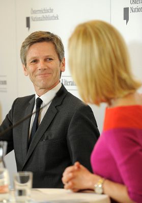 Am 17. April 2015 nahm Kunst- und Kulturminister Josef Ostermayer (l.) an der Pressekonferenz anl&auml;sslich der Er&ouml;ffnung des Literaturmuseums der &Ouml;sterreichischen Nationalbibliothek teil. Im Bild mit Johanna Rachinger (r.), Generaldirektorin der &Ouml;sterreichischen Nationalbibliothek.