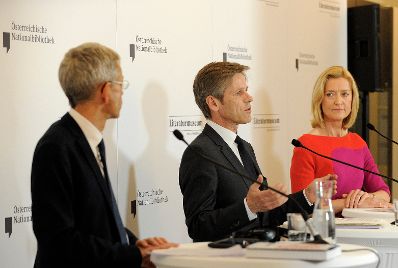 Am 17. April 2015 nahm Kunst- und Kulturminister Josef Ostermayer (m.) an der Pressekonferenz anl&auml;sslich der Er&ouml;ffnung des Literaturmuseums der &Ouml;sterreichischen Nationalbibliothek teil. Im Bild mit Johanna Rachinger (r.), Generaldirektorin der &Ouml;sterreichischen Nationalbibliothek und Bernhard Fetz (l.), Direktor des Literaturmuseums.