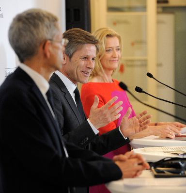 Am 17. April 2015 nahm Kunst- und Kulturminister Josef Ostermayer (m.) an der Pressekonferenz anl&auml;sslich der Er&ouml;ffnung des Literaturmuseums der &Ouml;sterreichischen Nationalbibliothek teil. Im Bild mit Johanna Rachinger (r.), Generaldirektorin der &Ouml;sterreichischen Nationalbibliothek und Bernhard Fetz (l.), Direktor des Literaturmuseums.