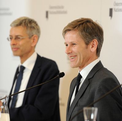 Am 17. April 2015 nahm Kunst- und Kulturminister Josef Ostermayer (r.) an der Pressekonferenz anl&auml;sslich der Er&ouml;ffnung des Literaturmuseums der &Ouml;sterreichischen Nationalbibliothek teil. Im Bild mit Bernhard Fetz (l.), Direktor des Literaturmuseums.