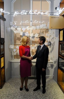 Am 17. April 2015 nahm Kunst- und Kulturminister Josef Ostermayer (r.) an der Pressekonferenz anl&auml;sslich der Er&ouml;ffnung des Literaturmuseums der &Ouml;sterreichischen Nationalbibliothek teil. Im Bild mit Johanna Rachinger (l.), Generaldirektorin der &Ouml;sterreichischen Nationalbibliothek.