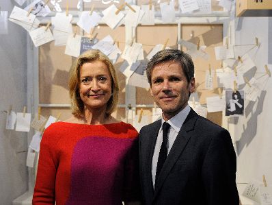 Am 17. April 2015 nahm Kunst- und Kulturminister Josef Ostermayer (r.) an der Pressekonferenz anl&auml;sslich der Er&ouml;ffnung des Literaturmuseums der &Ouml;sterreichischen Nationalbibliothek teil. Im Bild mit Johanna Rachinger (l.), Generaldirektorin der &Ouml;sterreichischen Nationalbibliothek.