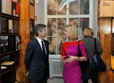 Am 17. April 2015 nahm Kunst- und Kulturminister Josef Ostermayer (l.) an der Pressekonferenz anl&auml;sslich der Er&ouml;ffnung des Literaturmuseums der &Ouml;sterreichischen Nationalbibliothek teil. Im Bild mit Johanna Rachinger (r.), Generaldirektorin der &Ouml;sterreichischen Nationalbibliothek.