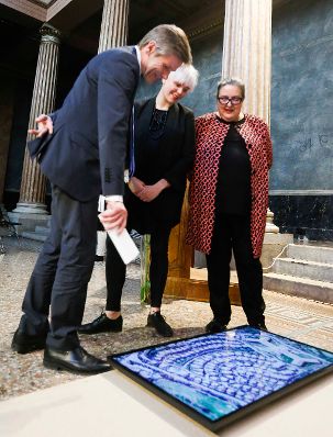 Am 22. April 2015 &uuml;berreichte Kunst- und Kulturminister Josef Ostermayer (l.) den Birgit-J&uuml;rgenssen-Preis an die K&uuml;nstlerin Daniela Grabosch (m). Im Bild mit der Rektorin der Akademie der bildenden K&uuml;nste Eva Blimlinger (r.).