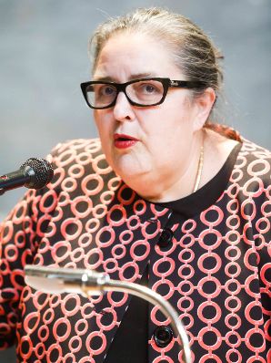 Am 22. April 2015 &uuml;berreichte Kunst- und Kulturminister Josef Ostermayer den Birgit-J&uuml;rgnessen-Preis an die K&uuml;nstlerin Daniela Grabosch. Im Bild die Rektorin der Akademie der bildenden K&uuml;nste Eva Blimlinger.