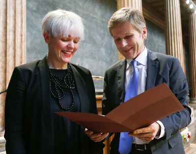 Am 22. April 2015 &uuml;berreichte Kunst- und Kulturminister Josef Ostermayer (r.) den Birgit-J&uuml;rgenssen-Preis an die K&uuml;nstlerin Daniela Grabosch (l).