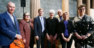 Am 22. April 2015 &uuml;berreichte der Kunst- und Kulturminister den Birgit-J&uuml;rgenssen-Preis an die K&uuml;nstlerin Daniela Grabosch. Im Bild (v.l.n.r.) Hubert Winter, Eva Blimlinger, Bundesminister Josef Ostermayer, Daniela Grabosch, Peter Noever, Carola Derting und Andrea B. Braidt. 