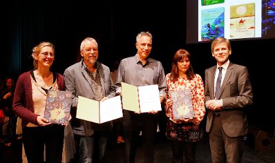 Am 18. Mai 2015 fand im Kultur- und Kongresszentrum in Eisenstadt die Verleihung des &Ouml;sterreichischen Kinder- und Jugendbuchpreises statt. Im Bild (v.r.n.l.) Kunst- und Kulturminister Josef Ostermayer, Linda Wolfsgruber, Griffin Ondaatje, Uwe-Michael Gutzschhahn und Henrike Blum.